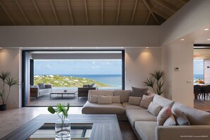 TV, bøker og stereoanlegg