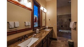 Duschwanne, Haartrockner, Handtücher, Seife