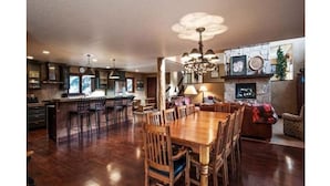 Una cocina amplia con comedor, muebles de madera y una chimenea de piedra.
