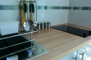 ثلاجة، ميكروويف، فرن، ماكينة لصنع القهوة/الشاي