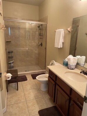 Combined shower/bathtub, hair dryer, towels, soap - Cozy Family Condo 2 miles from Disney! 3 Bedroom, 2 Bath / Sleeps 10-12 (Kissimmee)