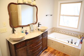 Baignoire, sĂšche-cheveux, serviettes fournies, shampoing
