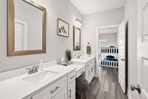 Kylpyamme, hiustenkuivaaja, vessapaperi