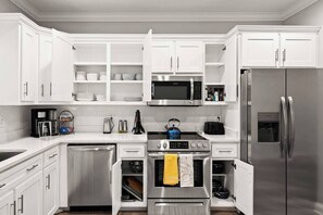 Fridge, microwave, oven, stovetop - ✅Tranquil & cozy 🌟3 bedroom⚡️Wi-Fi 🔥Gated Community (Brunswick)