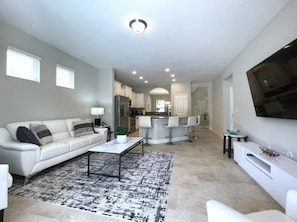 House, 5 Bedrooms | Living room