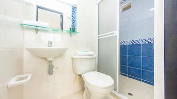 Douche, articles de toilette gratuits, serviettes fournies, savon