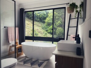 Bathtub, hair dryer, towels, soap - Pine View Cabin (Currumbin Valley)