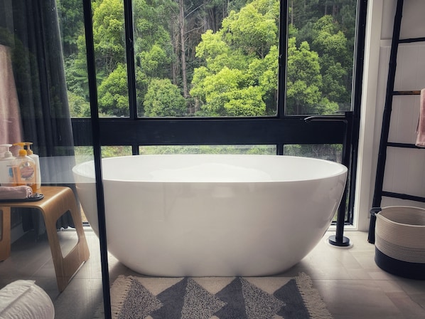 Bathtub, hair dryer, towels, soap - Pine View Cabin (Currumbin Valley)
