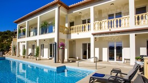 A two-story hotel with a swimming pool, outdoor seating, and balconies. - Villa Cara Mull Alcalalí by Interhome (Dénia)