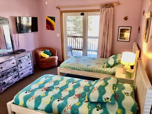 5 bedrooms, iron/ironing board, travel cot, free WiFi - Kids & Pets-2 Blocks to Beach-Great Location-Walk-Bike Everywhere-OCEAN DREAM ON (Nags Head)