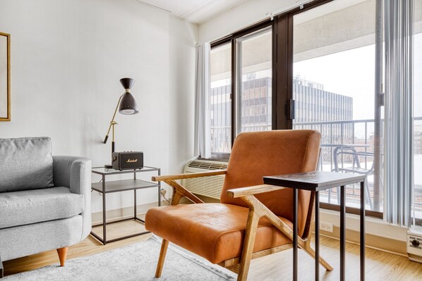 Een televisie en een stereo