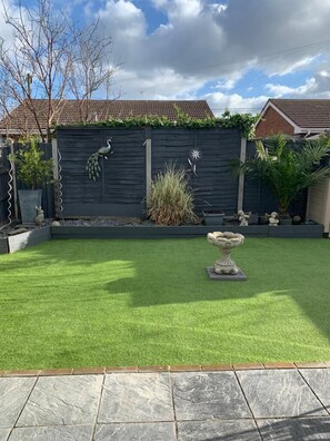 Property grounds - Beautiful 2-Bed Bungalow in Canvey Island (Canvey Island)