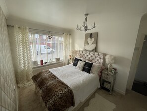 2 bedrooms, iron/ironing board, WiFi, bed sheets - Beautiful 2-Bed Bungalow in Canvey Island (Canvey Island)