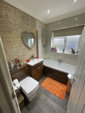 Combined shower/bathtub, hair dryer, towels