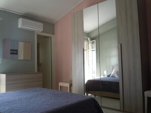2 bedrooms, iron/ironing board, free internet, bed sheets
