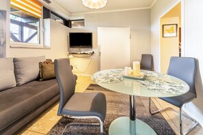 TV, DVD player - Apartment "2" with Wi-Fi & Terrace (Damp)