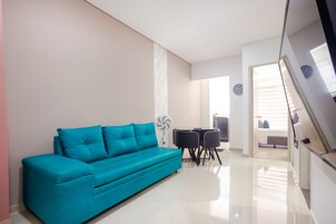 Habitación ejecutiva | Sala de estar | Televisión de 55 pulgadas con canales digitales
