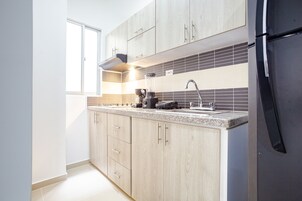 Habitación ejecutiva | Cocina privada | Frigorífico, tostadora, licuadora y mesa de comedor