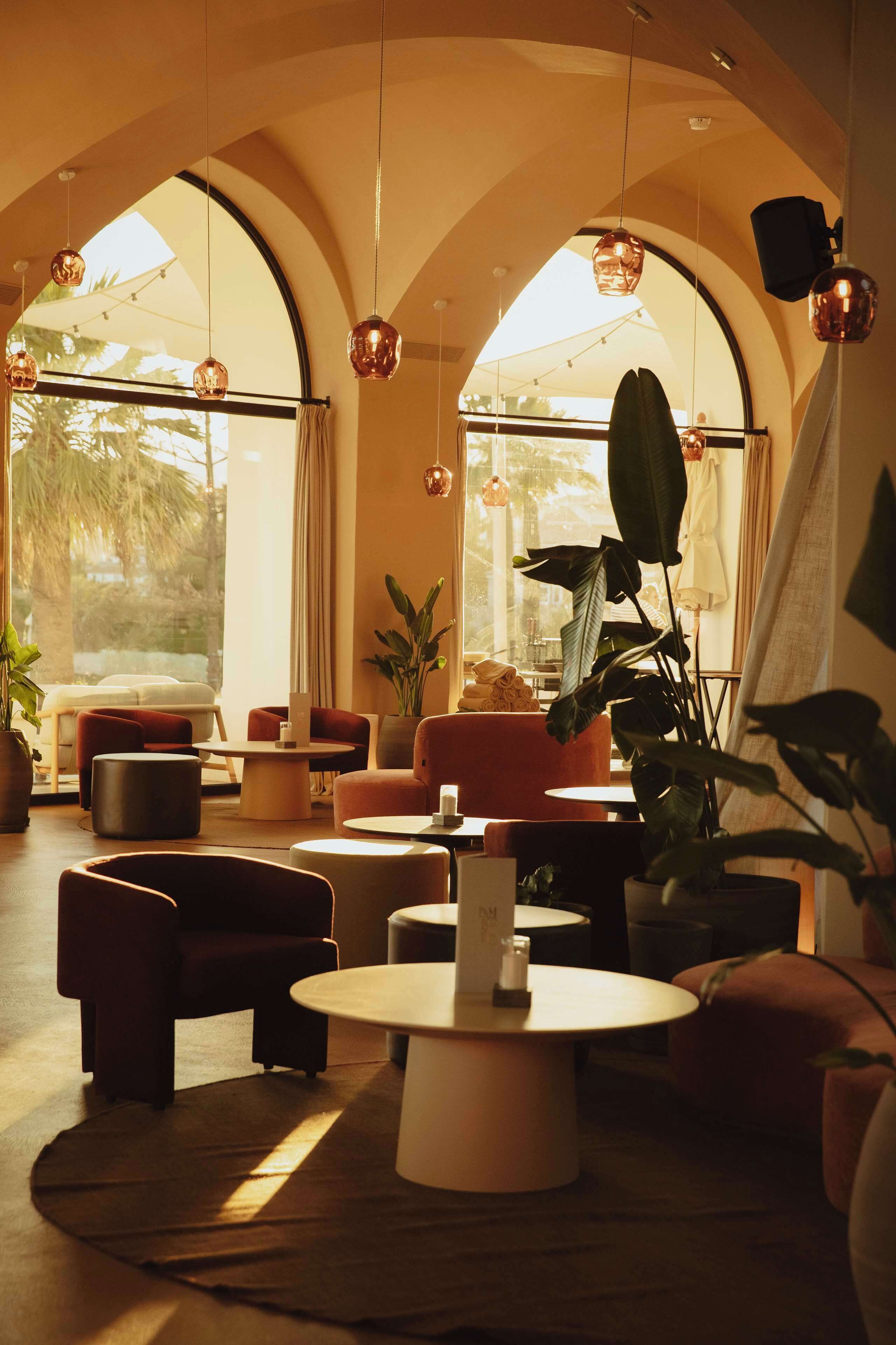 3 restaurants; lunch and dinner served 