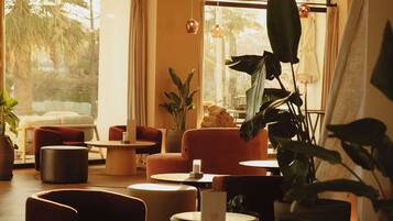3 restaurants; lunch and dinner served
