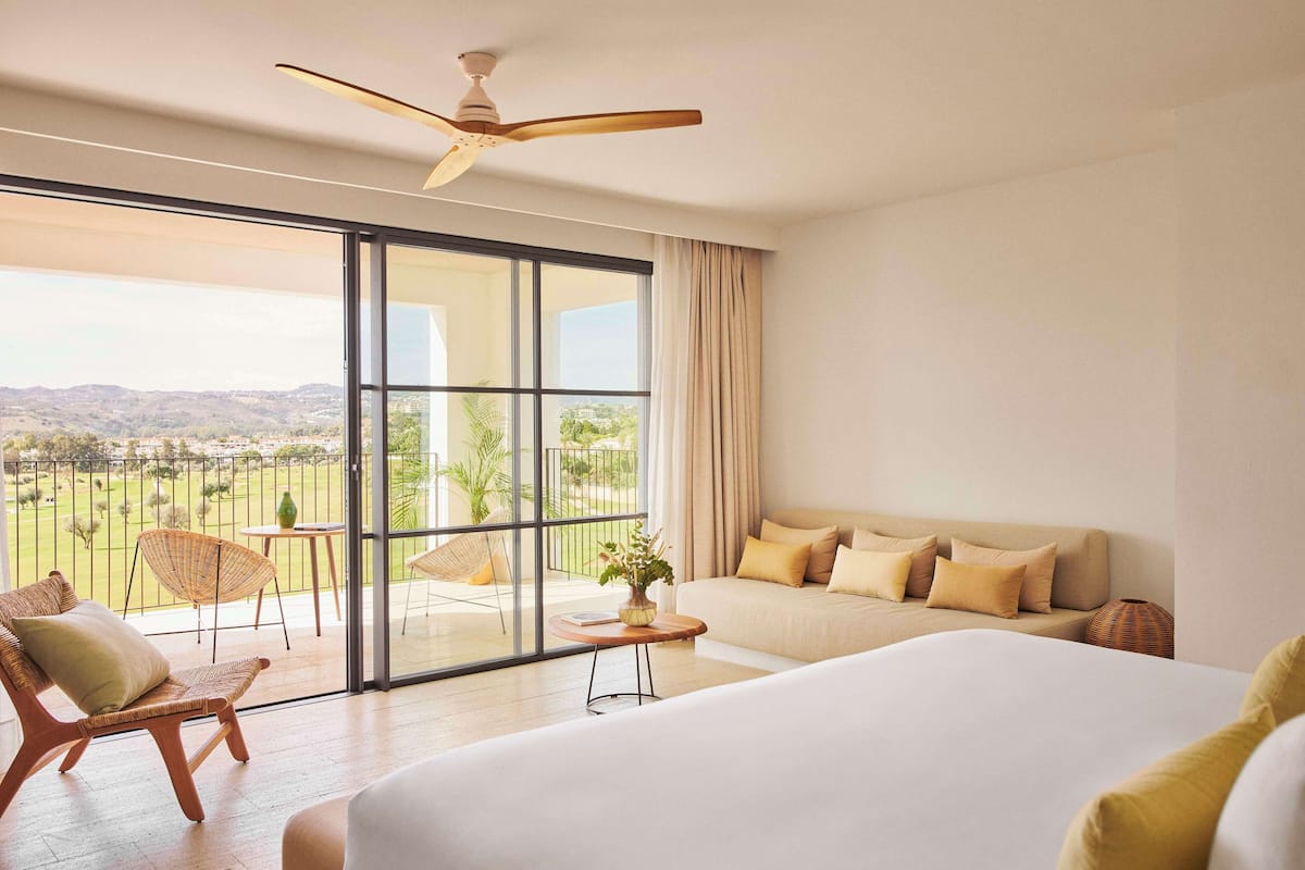 Junior Suite Vista Golf | Ropa de cama de alta calidad, edredones de plumas, minibar y caja fuerte
