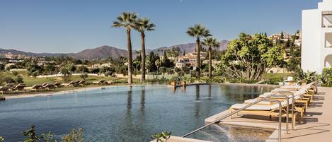 2 piscinas al aire libre, sombrillas, tumbonas