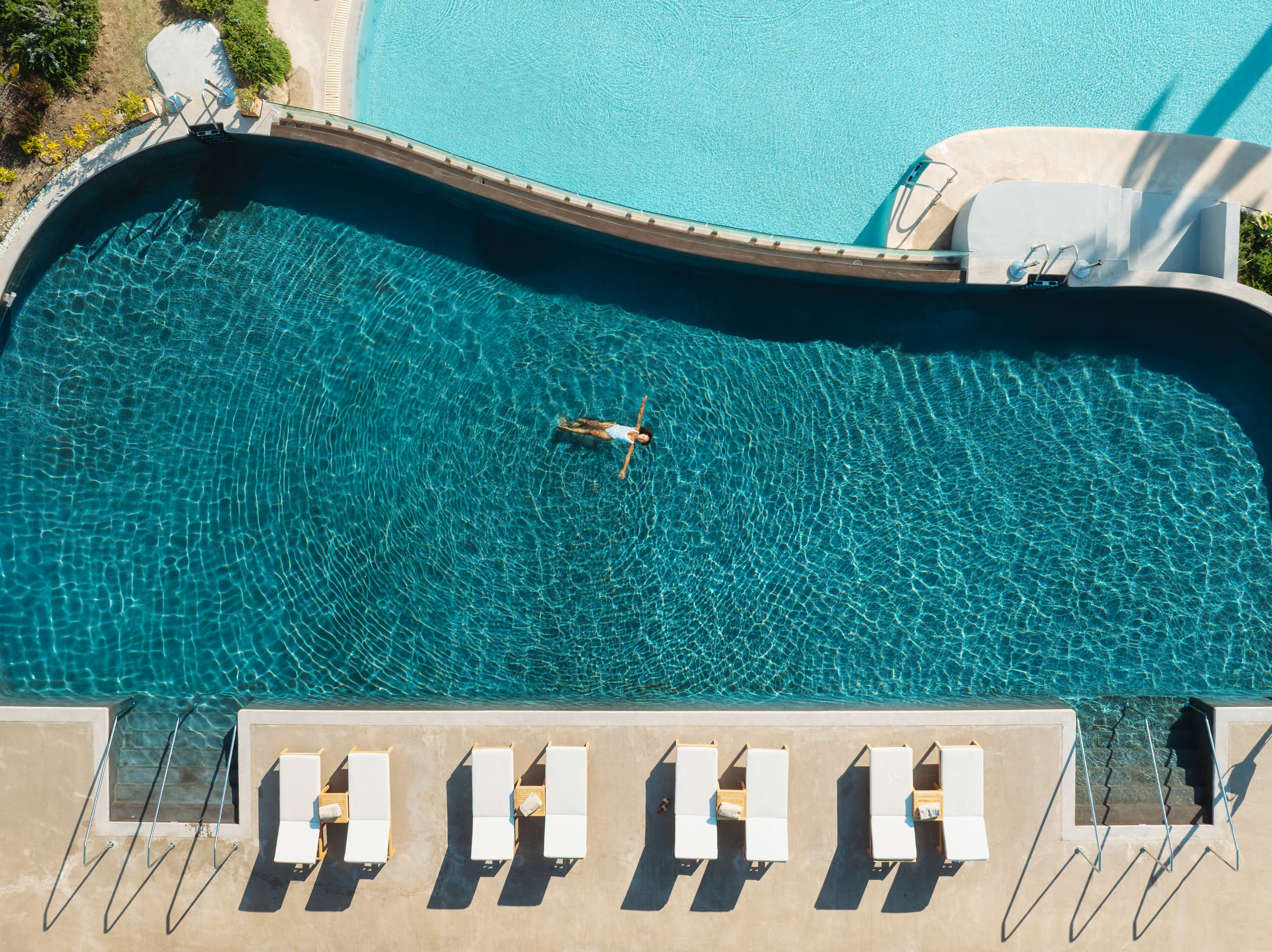 2 utendørsbassenger, bassengparasoller og solsenger