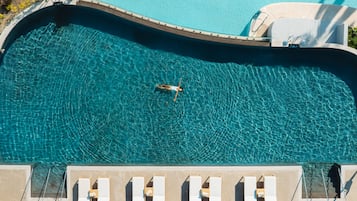 2 utendørsbassenger, bassengparasoller og solsenger