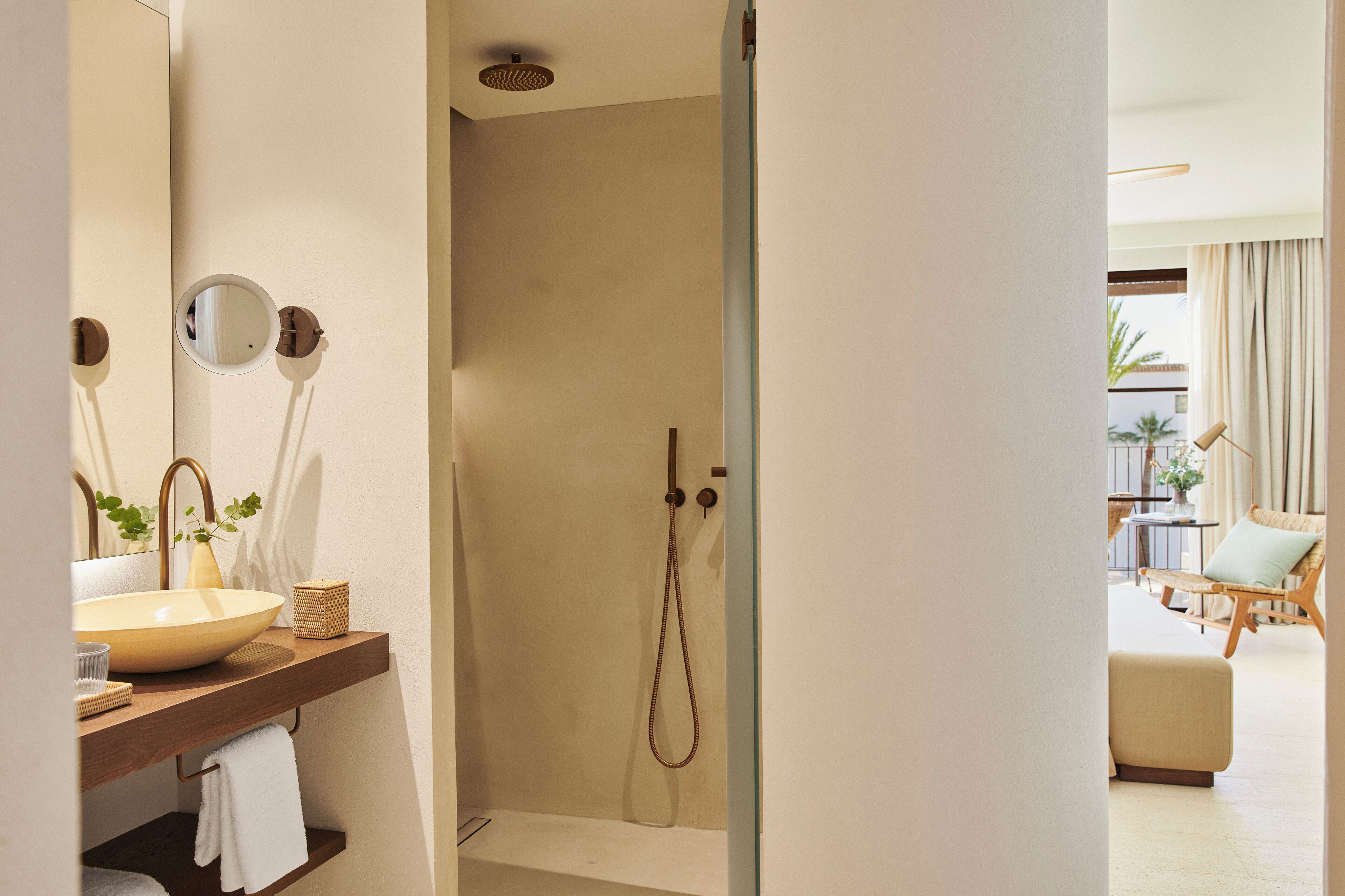 Une salle de bain moderne avec un grand miroir, un lavabo et une douche.