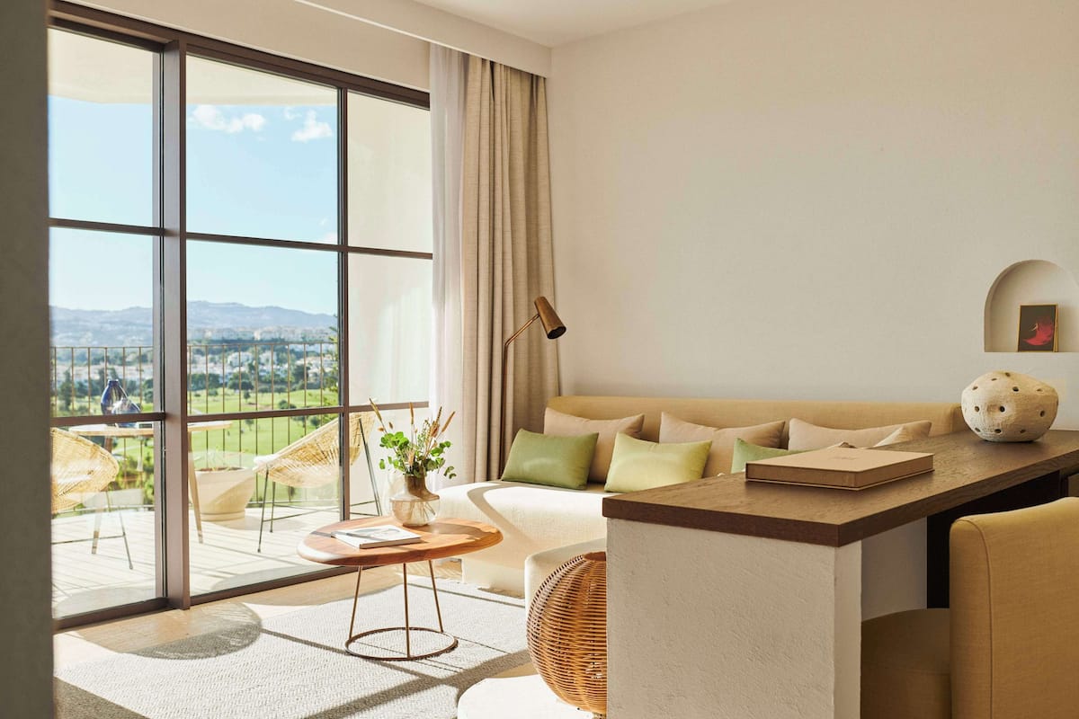 Junior-Suite, Blick auf den Golfplatz (Sofabed) | 1 Schlafzimmer, hochwertige Bettwaren, Daunenbettdecken, Minibar