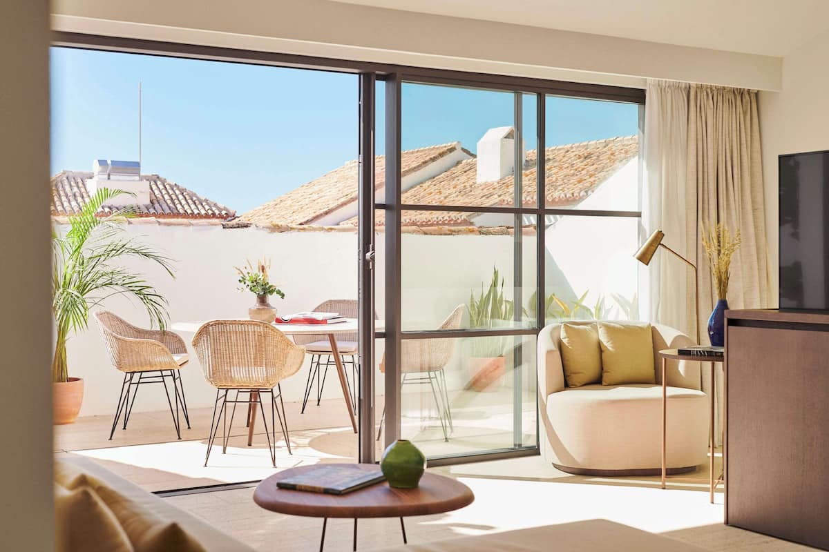 Suite, 1 Schlafzimmer, Terrasse, Blick auf den Golfplatz | 1 Schlafzimmer, hochwertige Bettwaren, Daunenbettdecken, Minibar