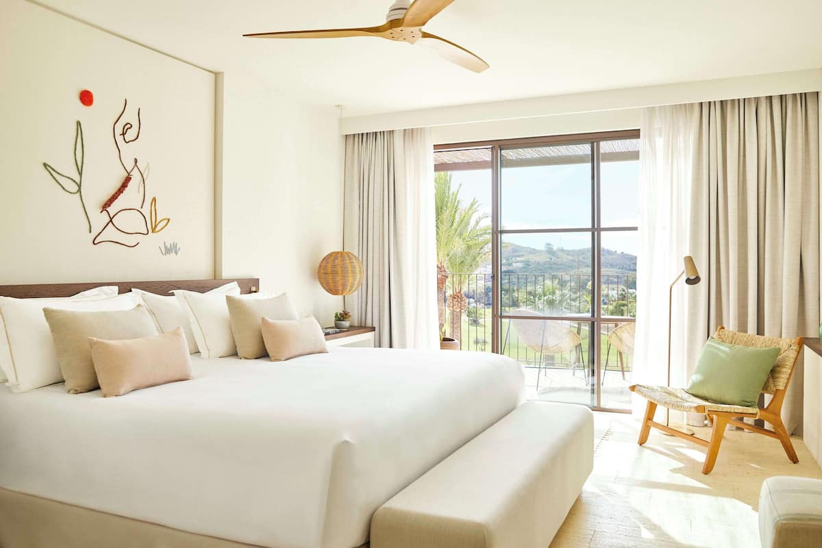Doppelzimmer, Terrasse, Blick auf den Golfplatz | 1 Schlafzimmer, hochwertige Bettwaren, Daunenbettdecken, Minibar