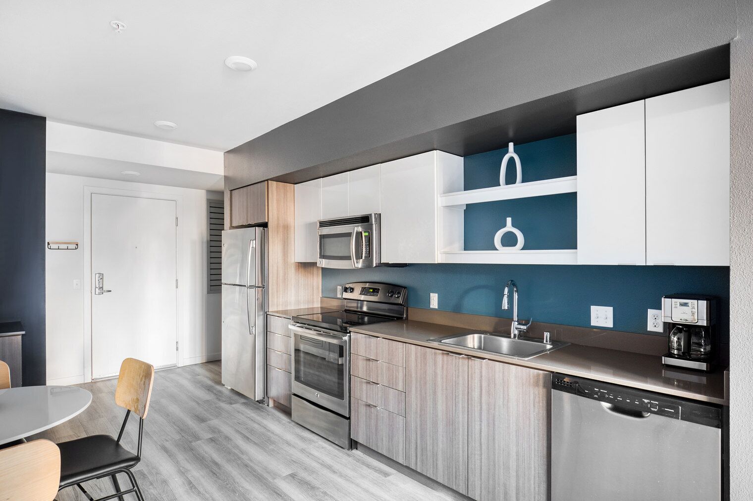 Jääkaappi, mikroaaltouuni, uuni, astianpesukone