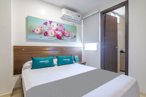 Ropa de cama hipoalergénica, minibar y tabla de planchar con plancha 