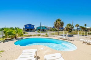Pool - Enjoy a 3-bedroom vacation home just 29 minutes from Gulf Shores Beach (Gulf Shores)