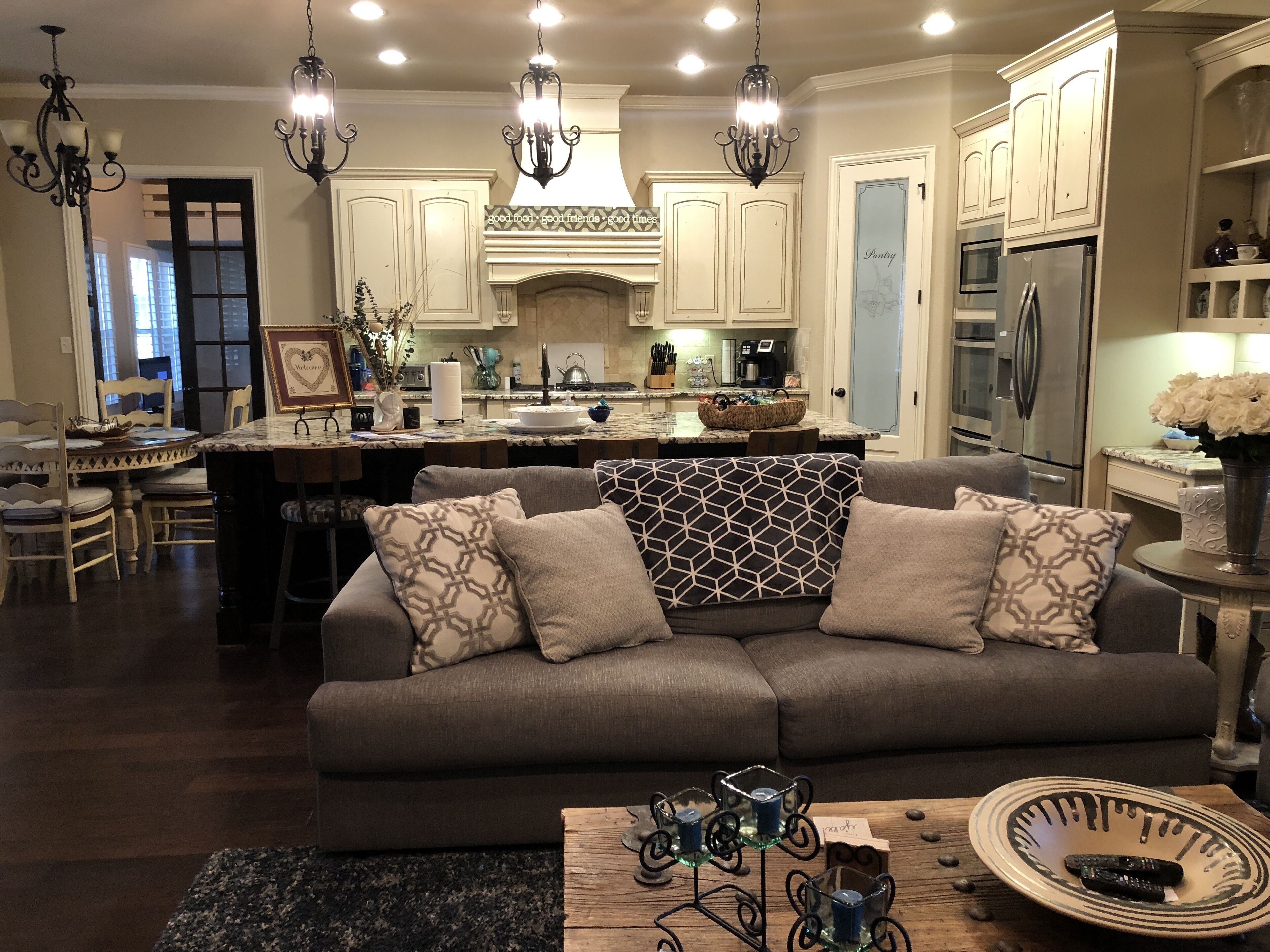 Smart-TV, Kamin, Videospiele, DVD-Player