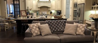 LUXURY HOME IN TOWN OF GRANBURY - Kokopelli Getaways