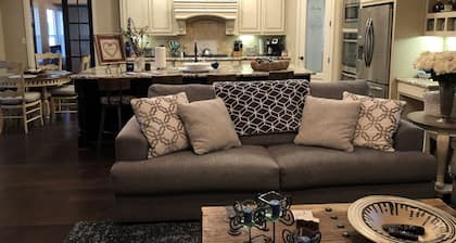 LUXURY HOME IN TOWN OF GRANBURY - Kokopelli Getaways