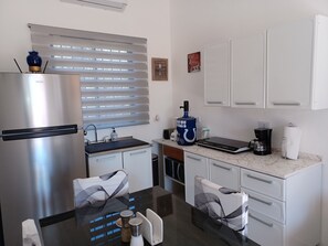 Réfrigérateur, micro-ondes, plaque de cuisson, cafetière/bouilloire