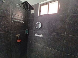 Een douche, een haardroger, handdoeken, zeep