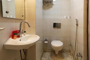 Shower, rainfall showerhead, free toiletries, bathrobes