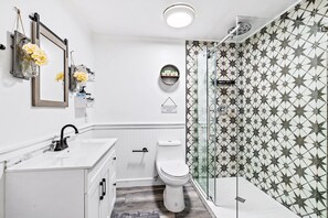 Ducha, secador de pelo, toallas y jabón