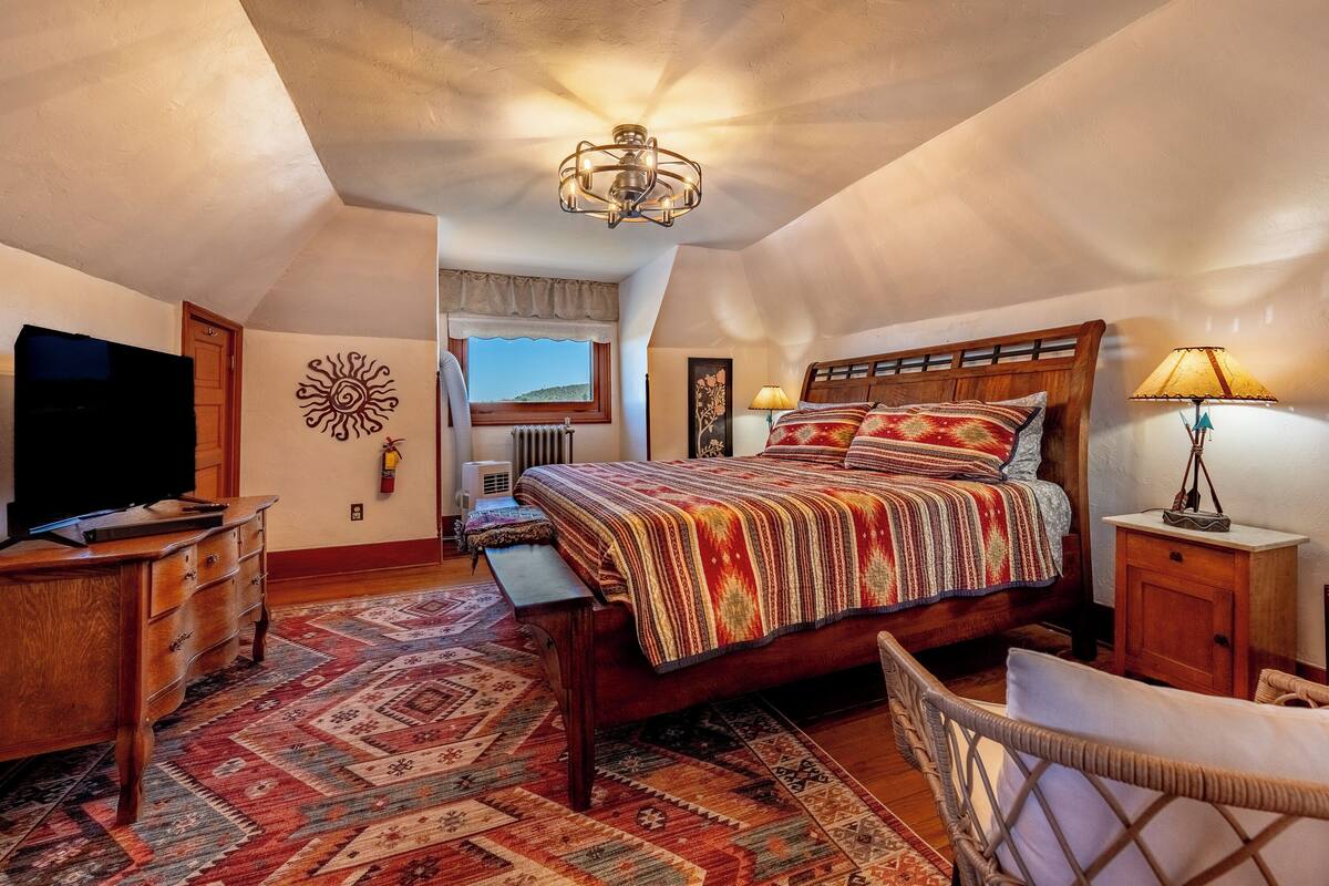 Deluxe Suite, 2 Bedrooms, Balcony, Mountain View | Premium bedding, down duvets, iron/ironing board (on request), free WiFi