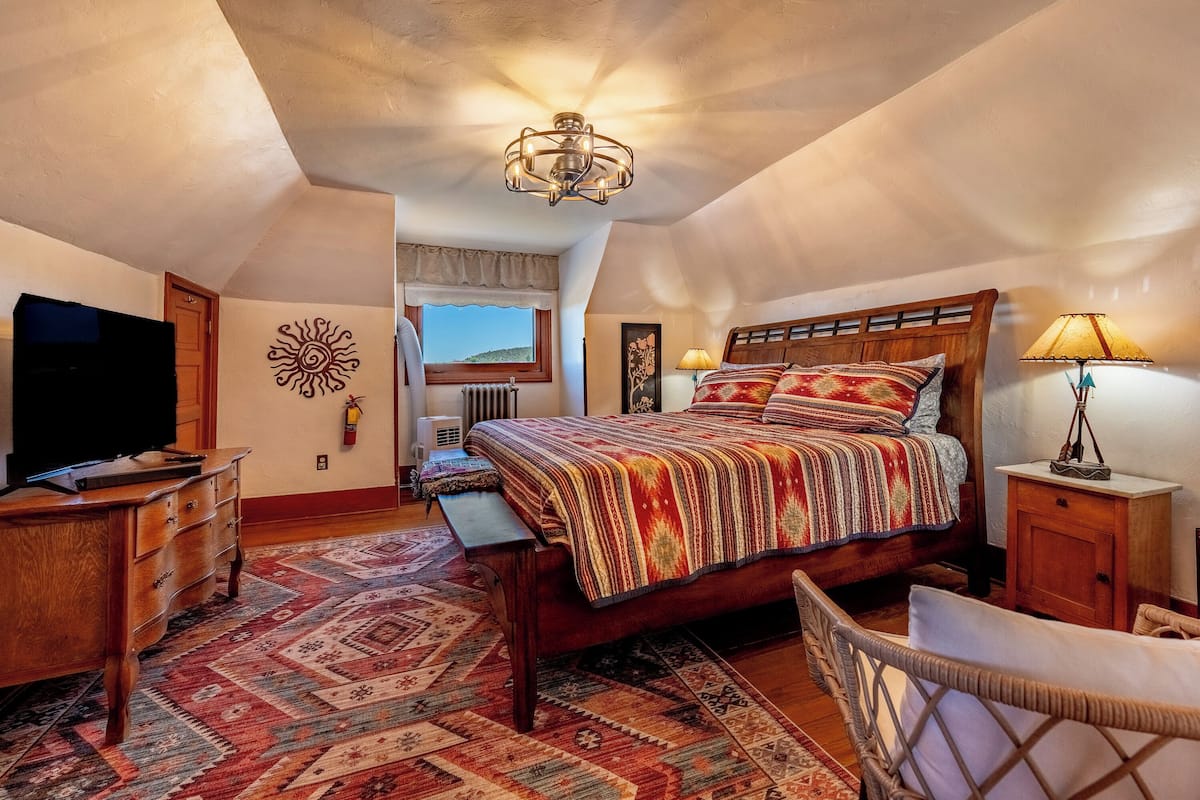 Deluxe Suite, 2 Bedrooms, Balcony, Mountain View