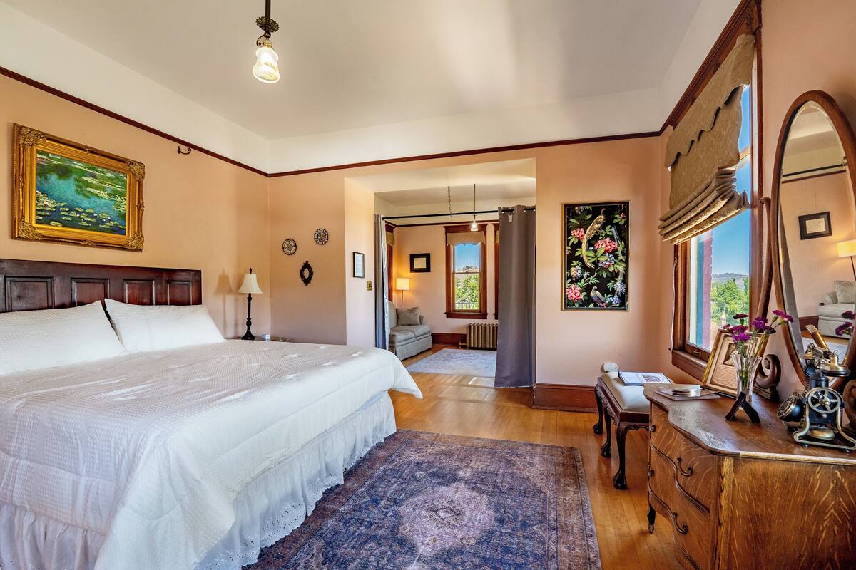 Deluxe Suite, 1 Queen Bed with Sofa bed, Mountain View | Premium bedding, down duvets, iron/ironing board (on request), free WiFi