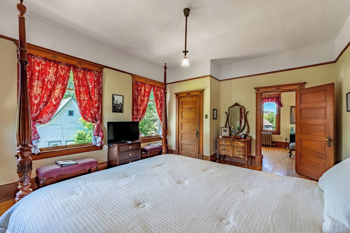 Deluxe Suite, 1 Queen Bed with Sofa bed, Mountain View | Premium bedding, down duvets, iron/ironing board (on request), free WiFi