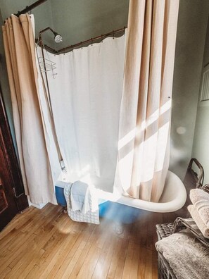 Classic Quadruple Room | Bathroom | Free toiletries, hair dryer, towels, soap - Tarabino Inn (Trinidad)