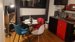 Een koffiezetapparaat/waterkoker, een koelkast, een microgolfoven