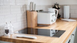 Fridge, microwave, oven, stovetop - Paddock Cottage - sleeps 2 guests  in 1 bedroom (Winchcombe)