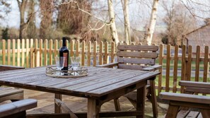 Outdoor dining - Paddock Cottage - sleeps 2 guests  in 1 bedroom (Winchcombe)